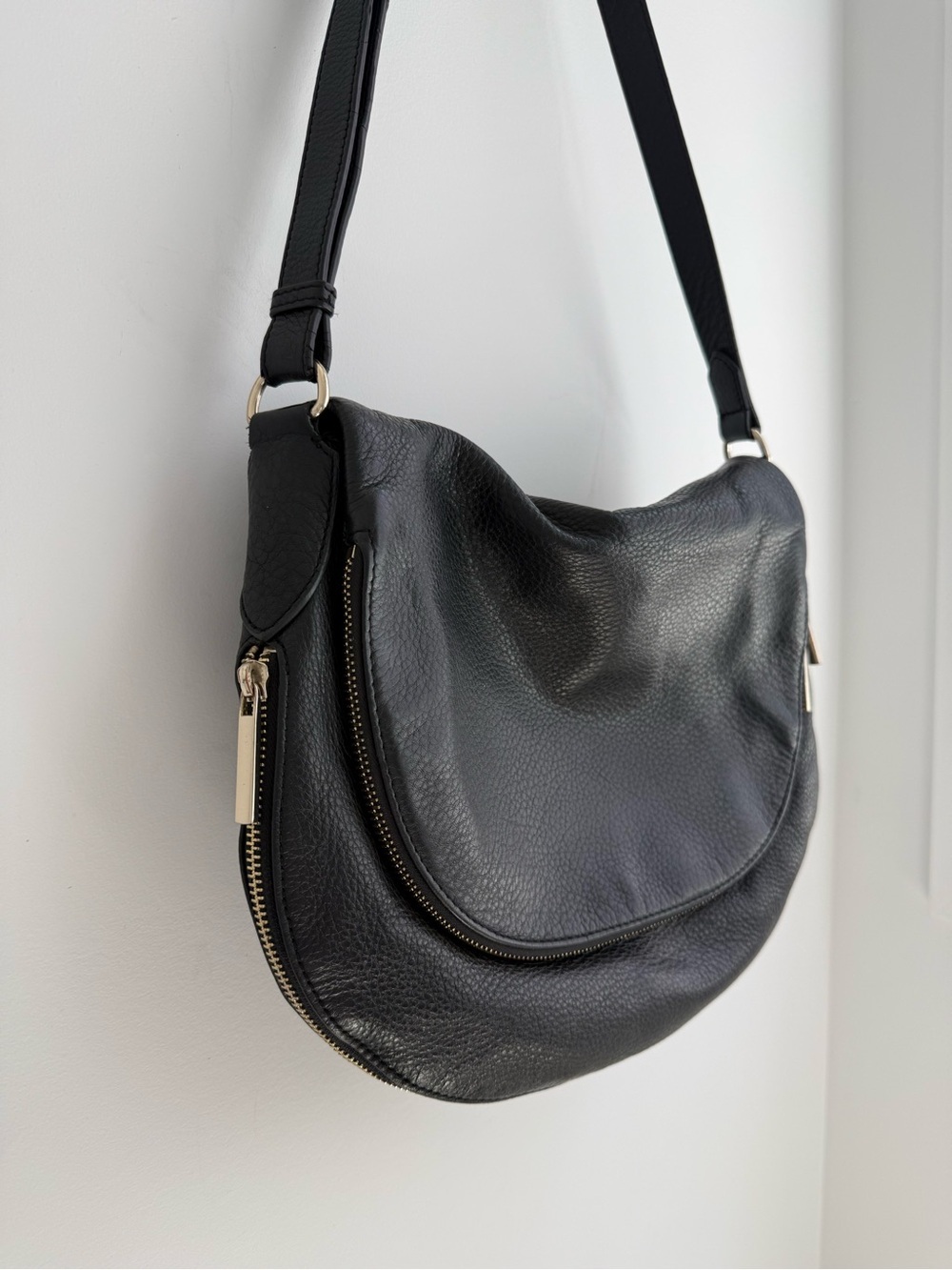 Danier Black Pebbled Leather Foldover Crossbody / Hobo Shoulder Bag - Picture 3 of 10